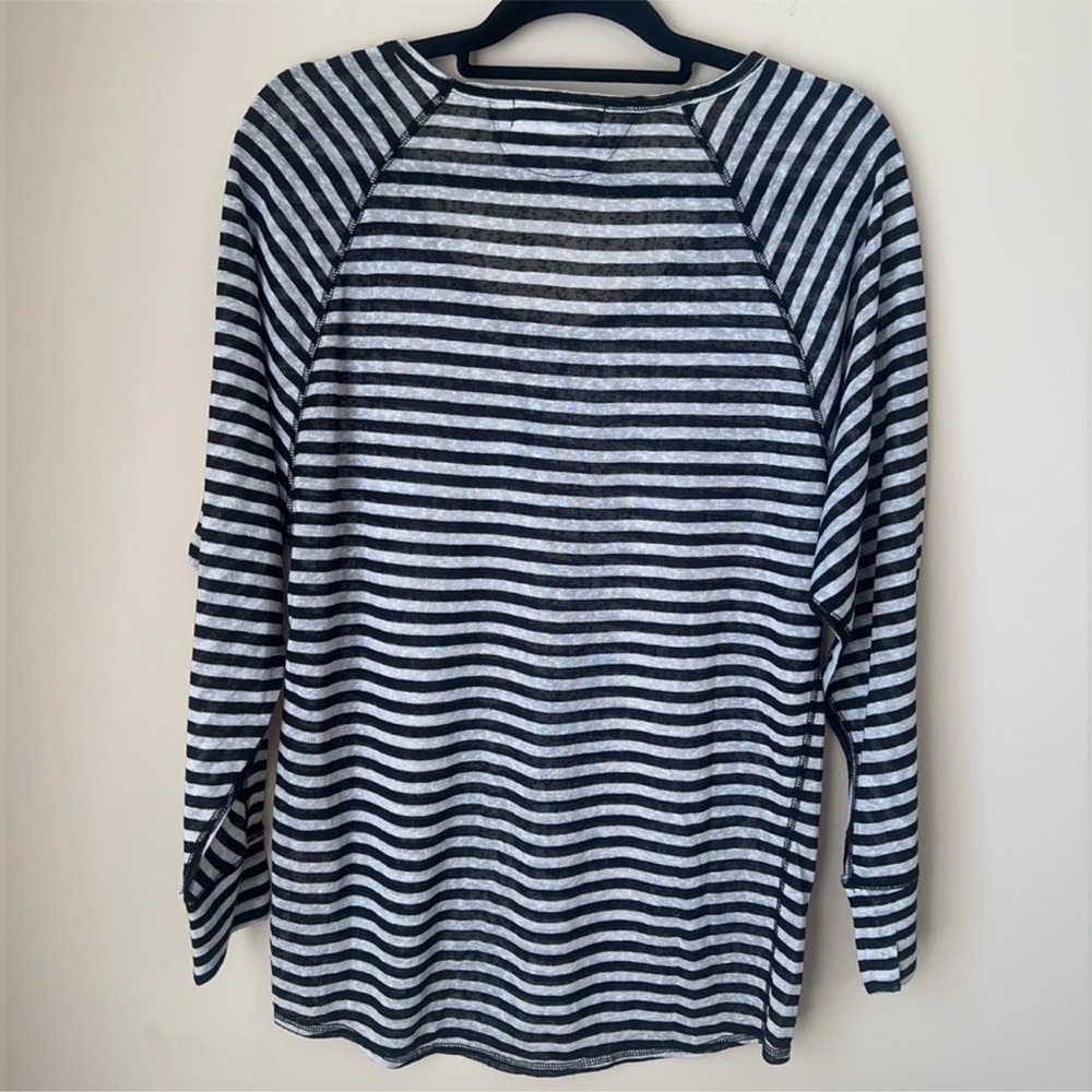 Women's Philosophy White And Black
Striped Crew
Neck Top
NWOT - Picture 4 of 6